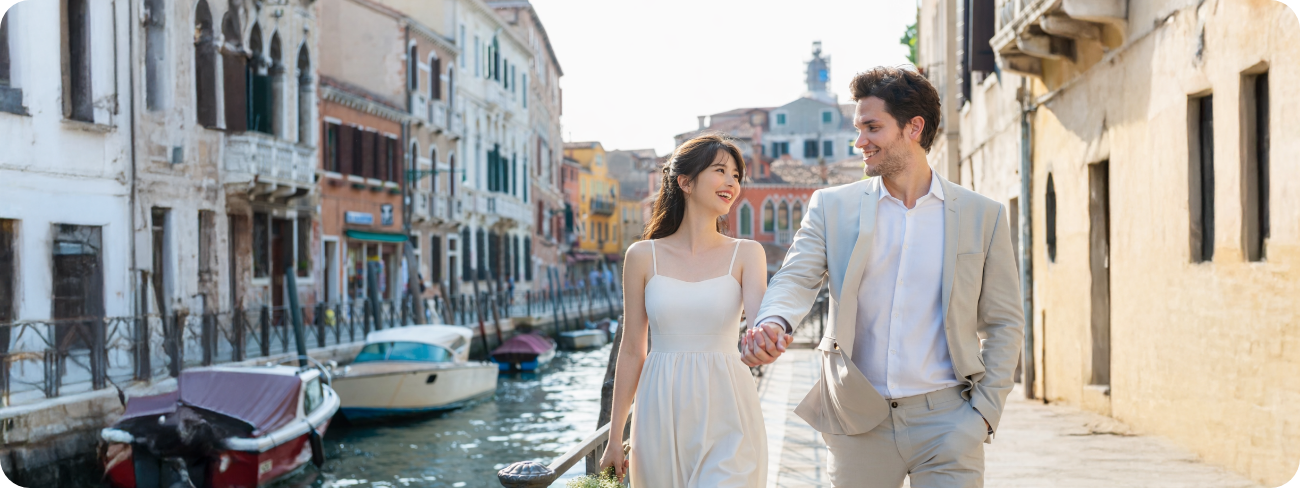 이탈리아 베니스에서 보트를 타는 커플