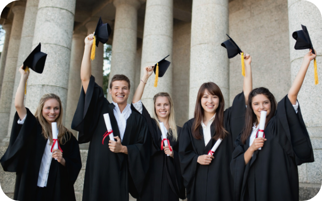 졸업가운을 입은 학생들