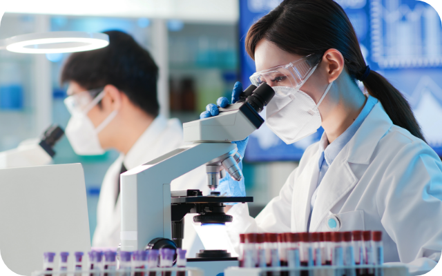 현미경으로 관찰하는 연구원