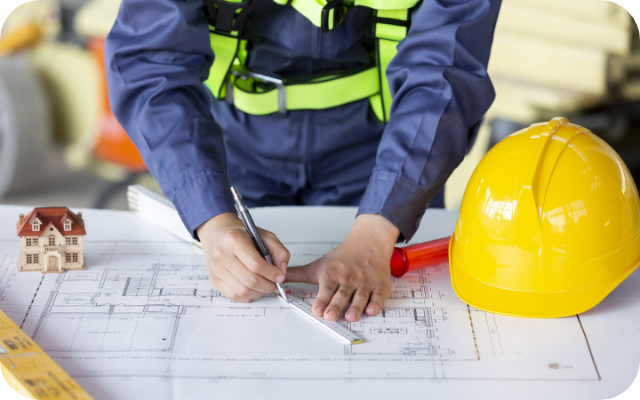 설계 도면을 보는 엔지니어