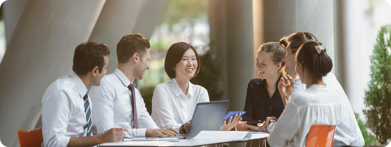 비즈니스 미팅 중인 직원들