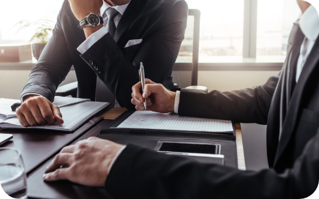 회의 테이블에서 문서를 검토하는 비즈니스맨