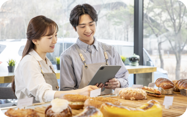 부부가 함께 샵을 운영하는 모습