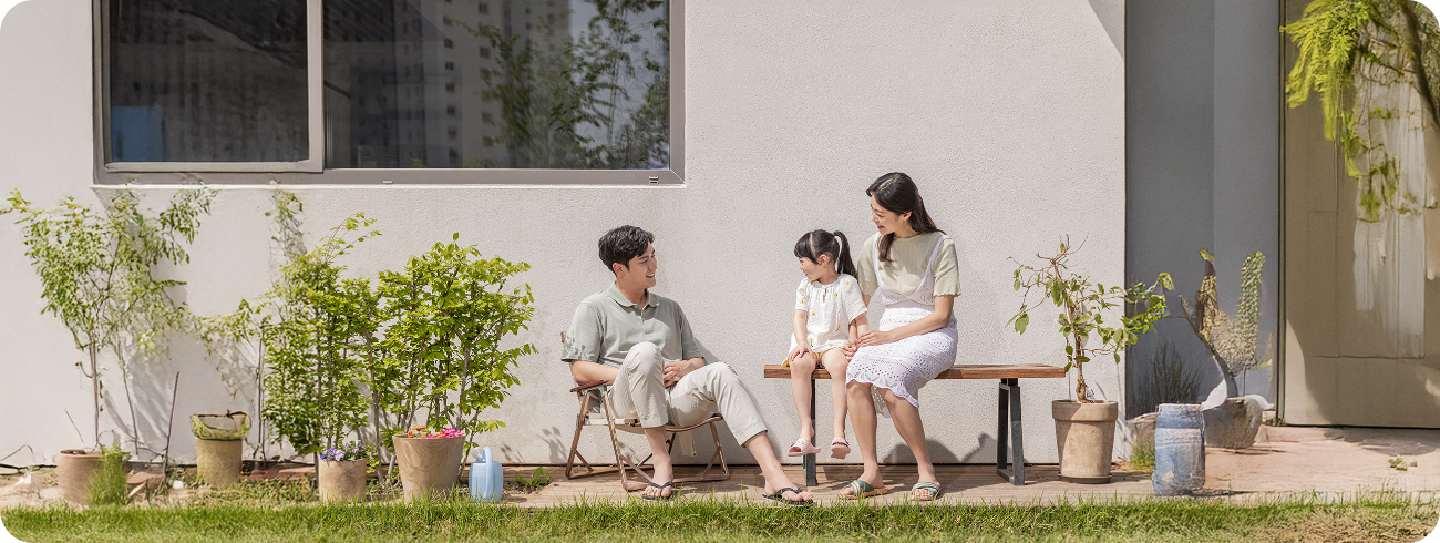 Familia feliz frente a su casa en EE. UU.