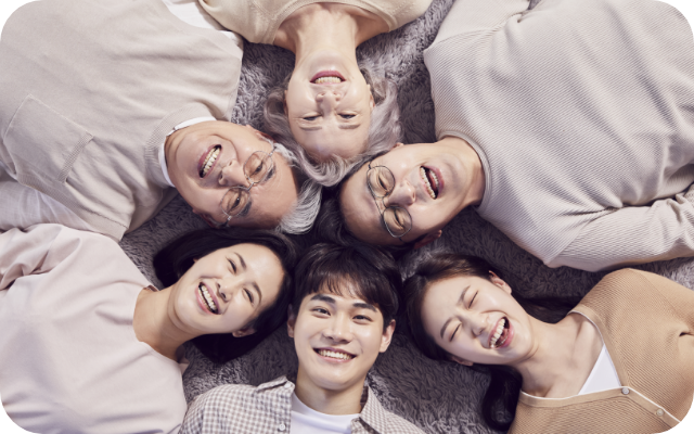 Familia acostada en círculo