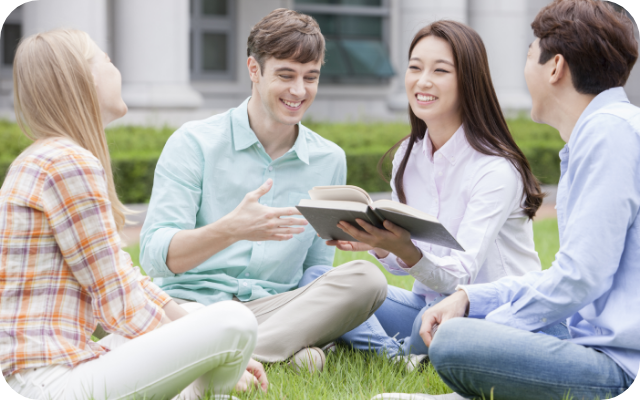 잔디밭에 앉아 대화하는 학생들