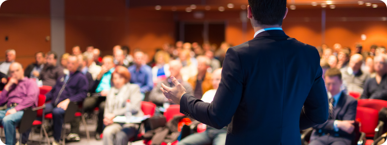 강연을 진행하는 전문가의 모습